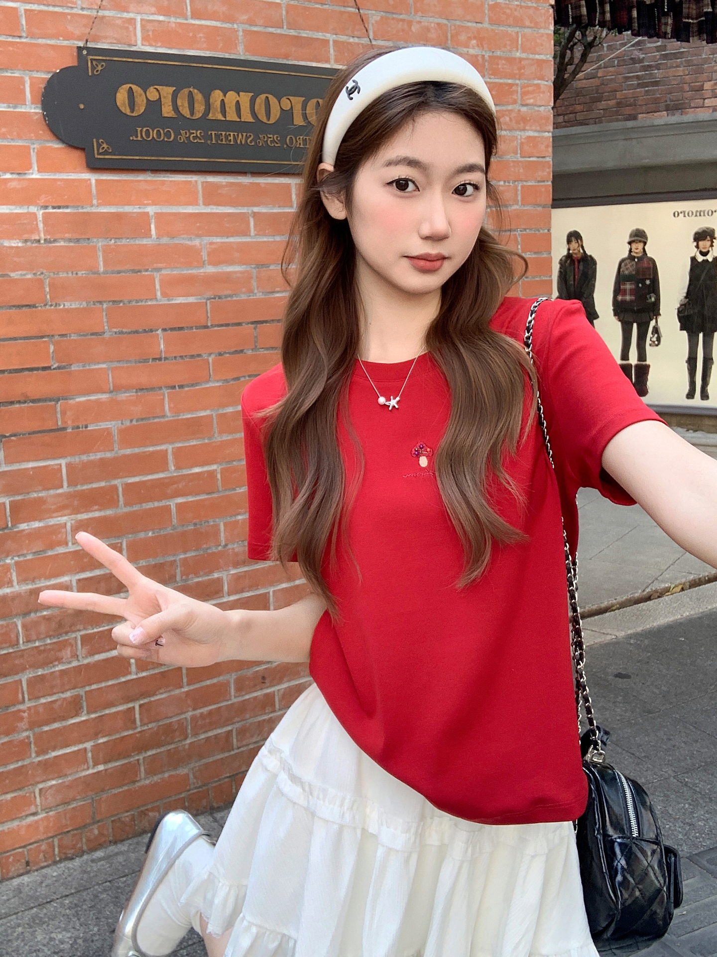 미니멀리즘 캐주얼 만화 자수 반팔 티셔츠 여성 2026 여름 새로운 루즈핏 슬림해 보이는 긍정적 인 어깨 인사이드 잡아라. 의류