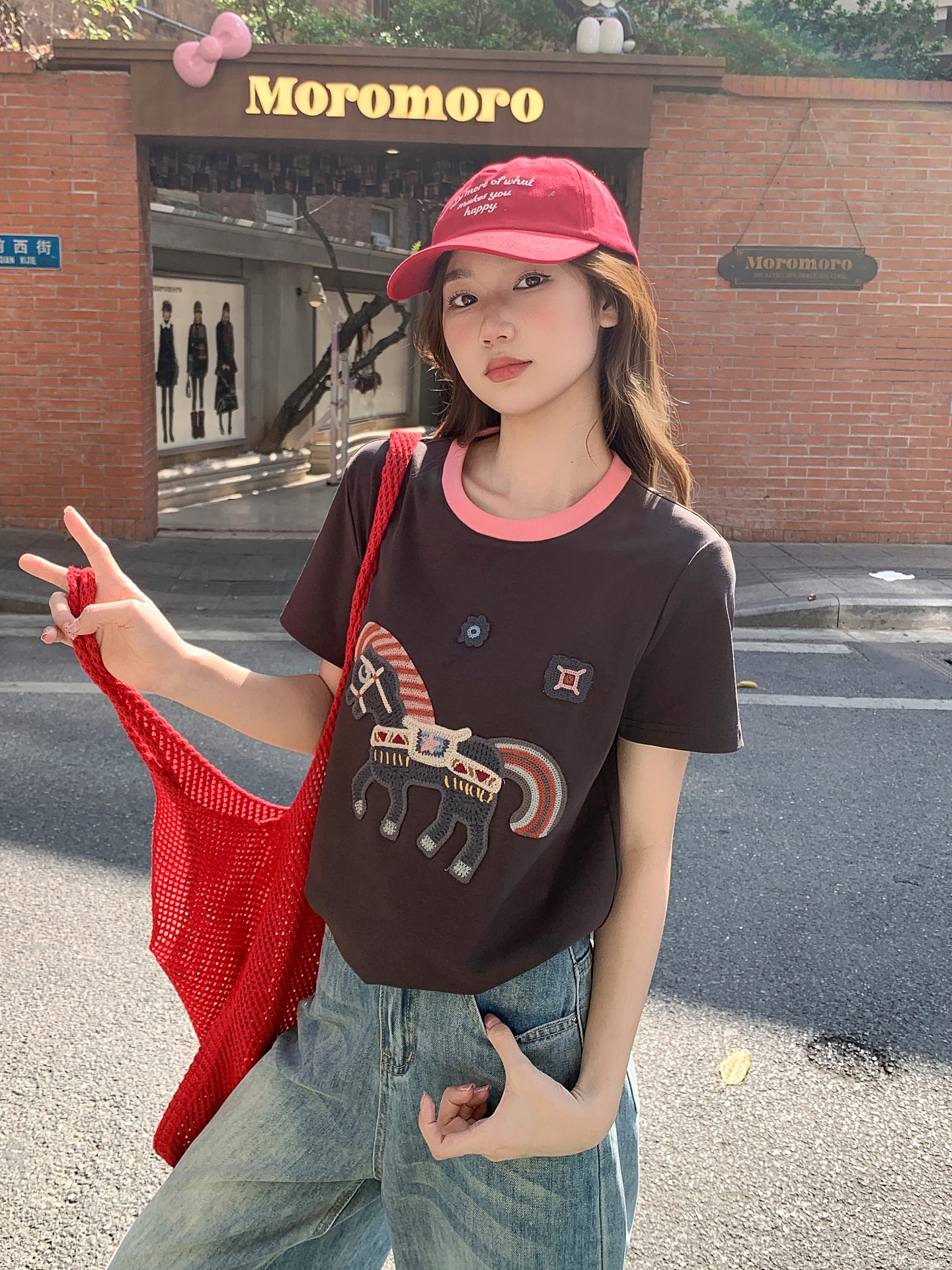 배색 라운드 넥 작은 말 자수 반팔 티셔츠 여성 2026 새로운 몸매 가꾸기 슬림해 보이는 패션 디자인 센스 고유 한 맨위